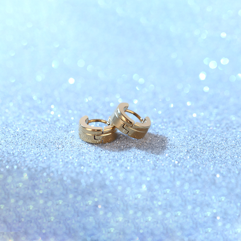10:The left ball of 4*7mm earrings is gold