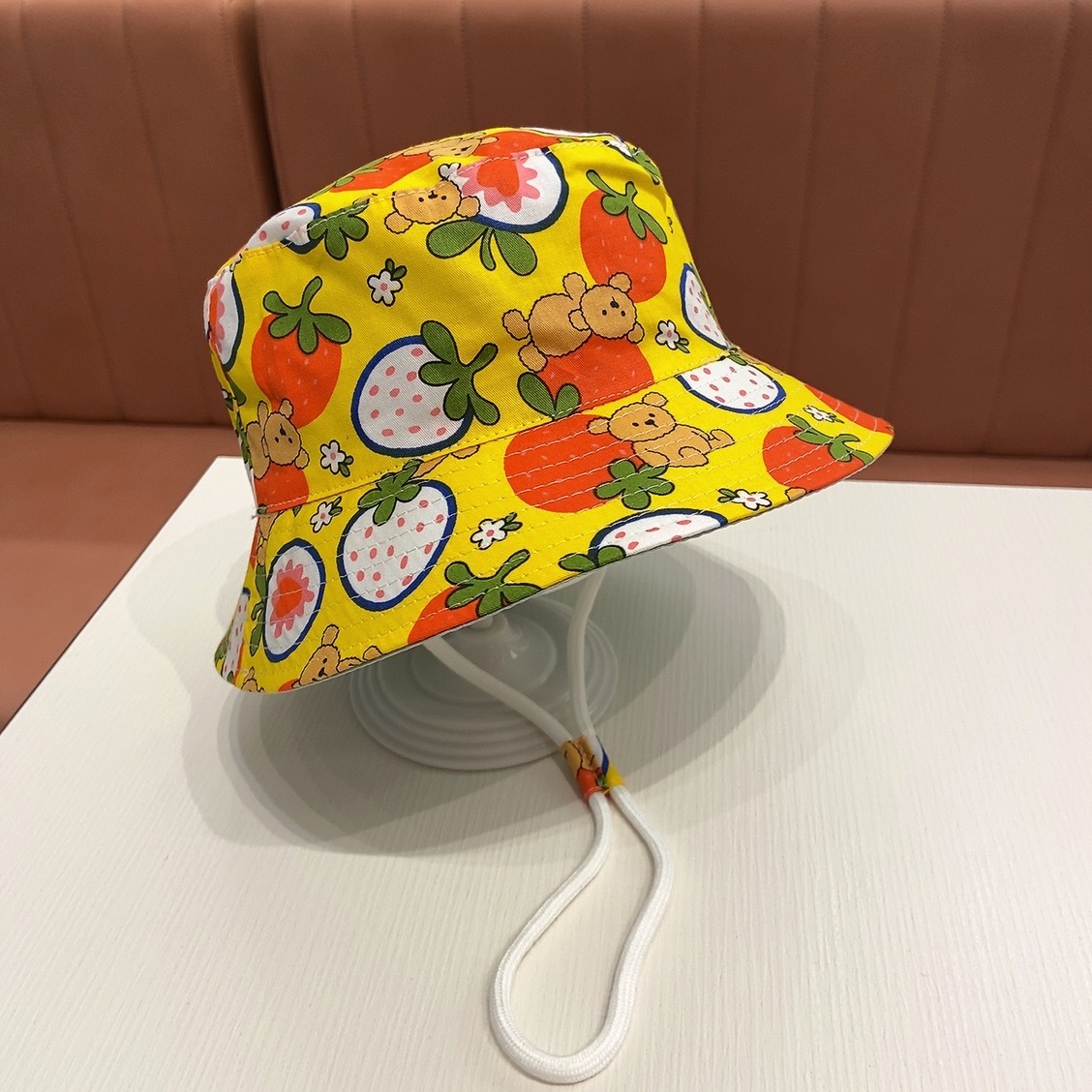 Pearl yellow small brim cloth style multiple strawberry