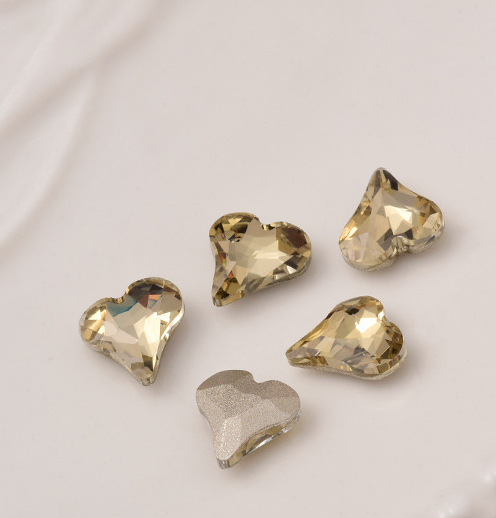 3:Small crooked heart 8*9MM