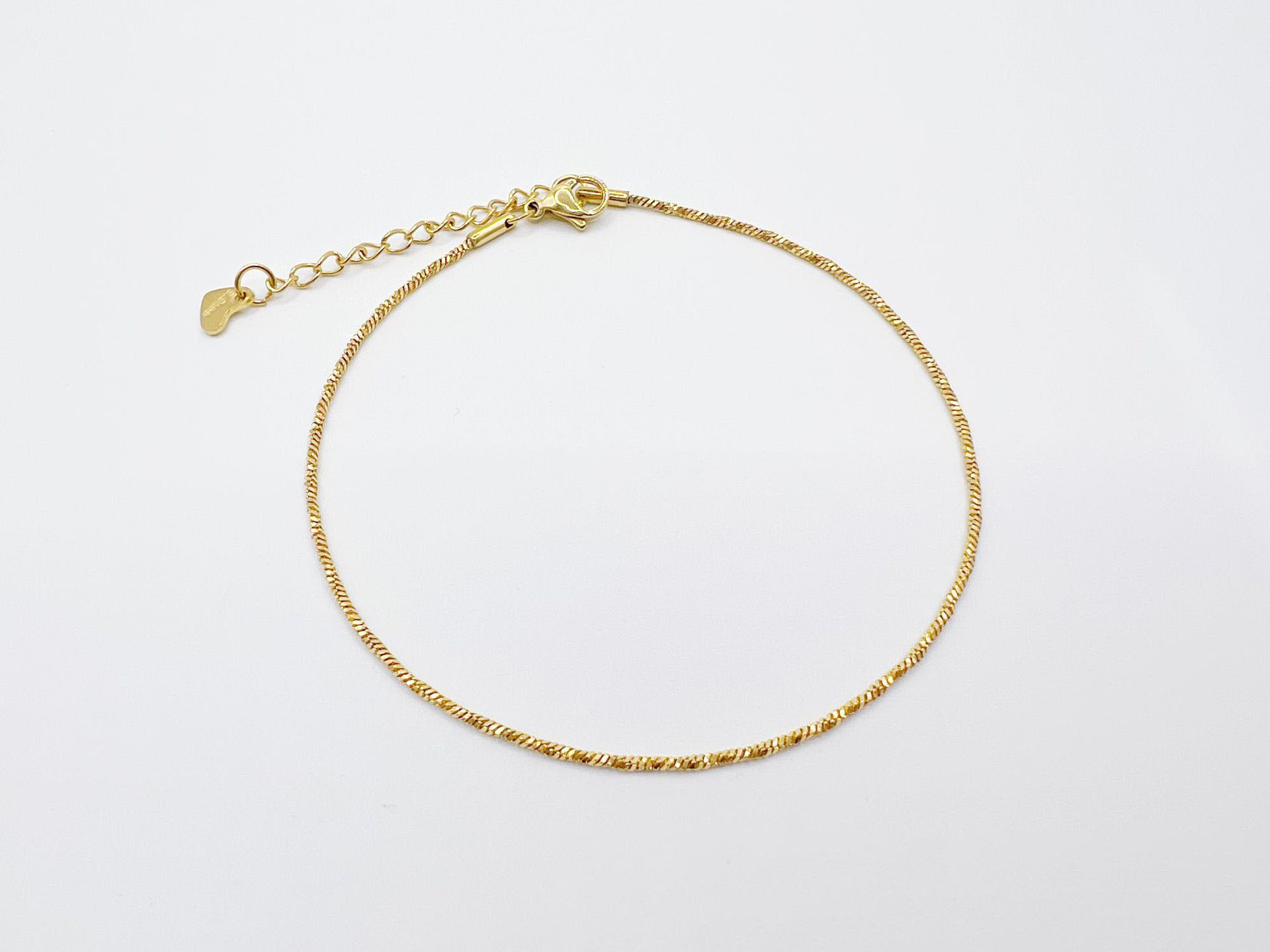 Twisted snake chain in gold