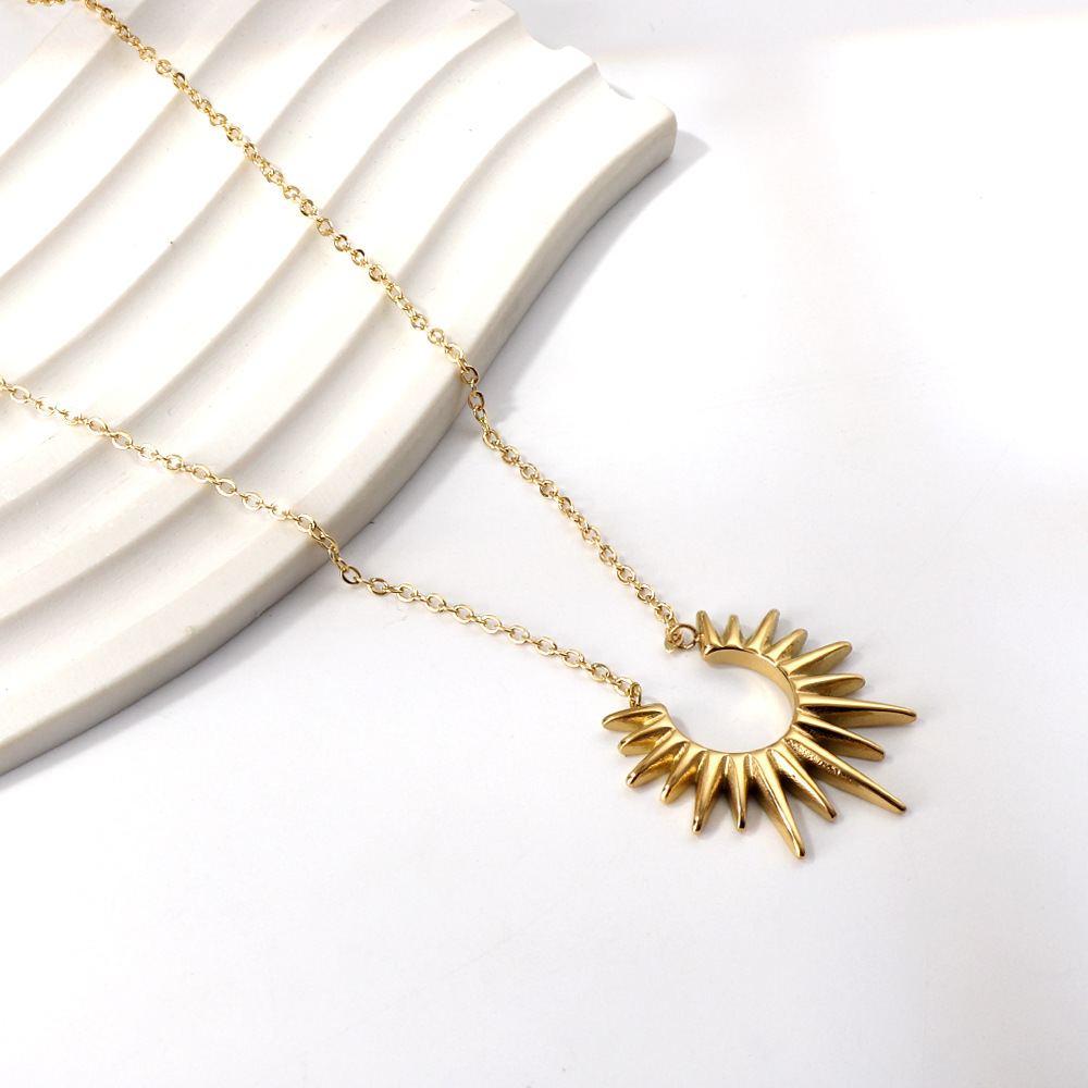 Semi-circle shaped pendant necklace 40 5cm