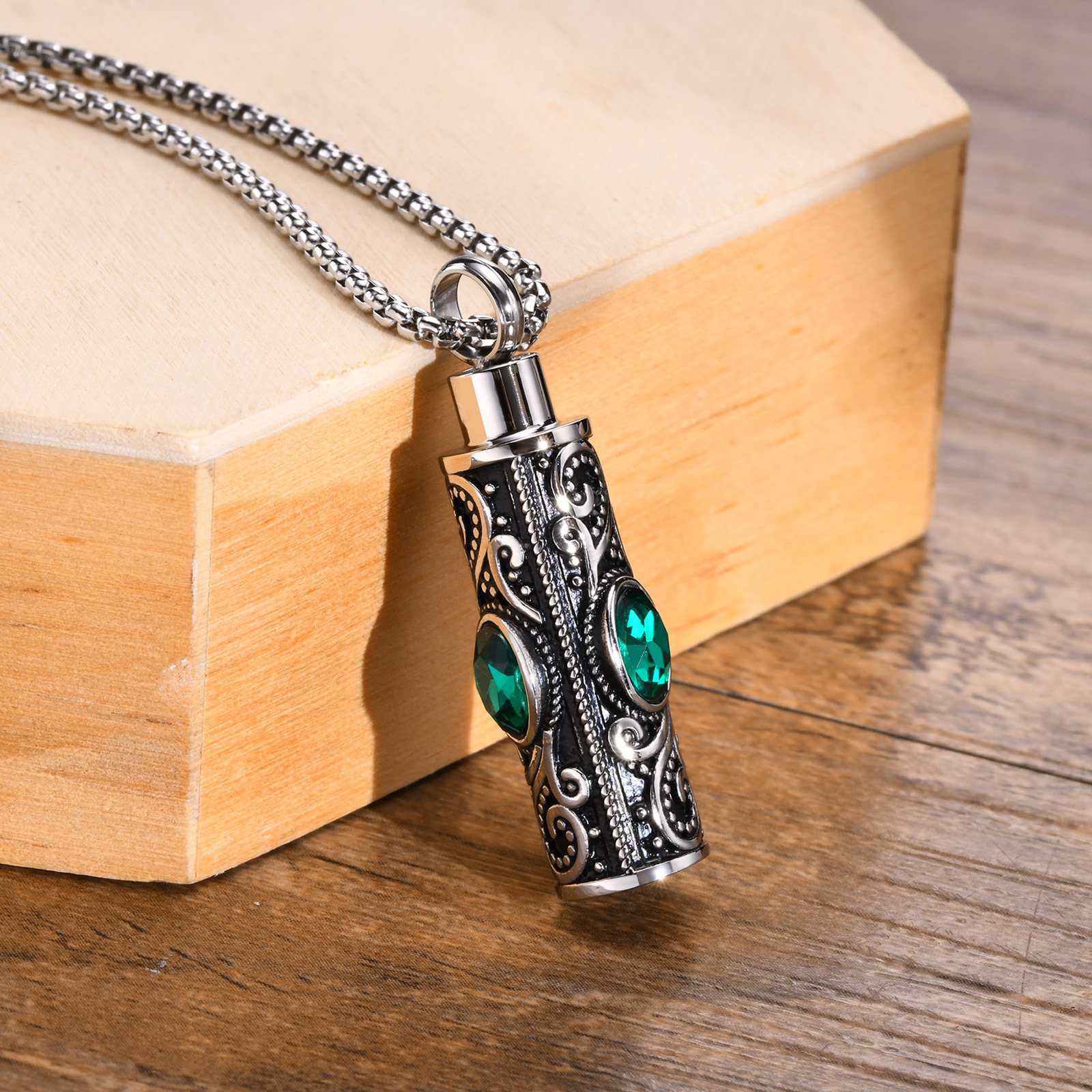 Green pendant necklace