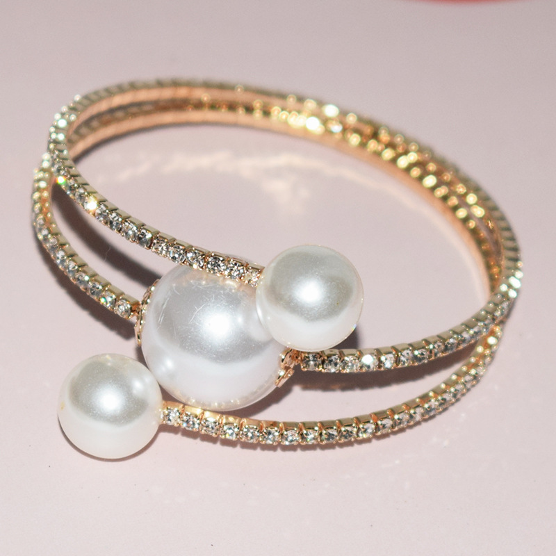 2 rows of golden white diamonds (3 pearls)