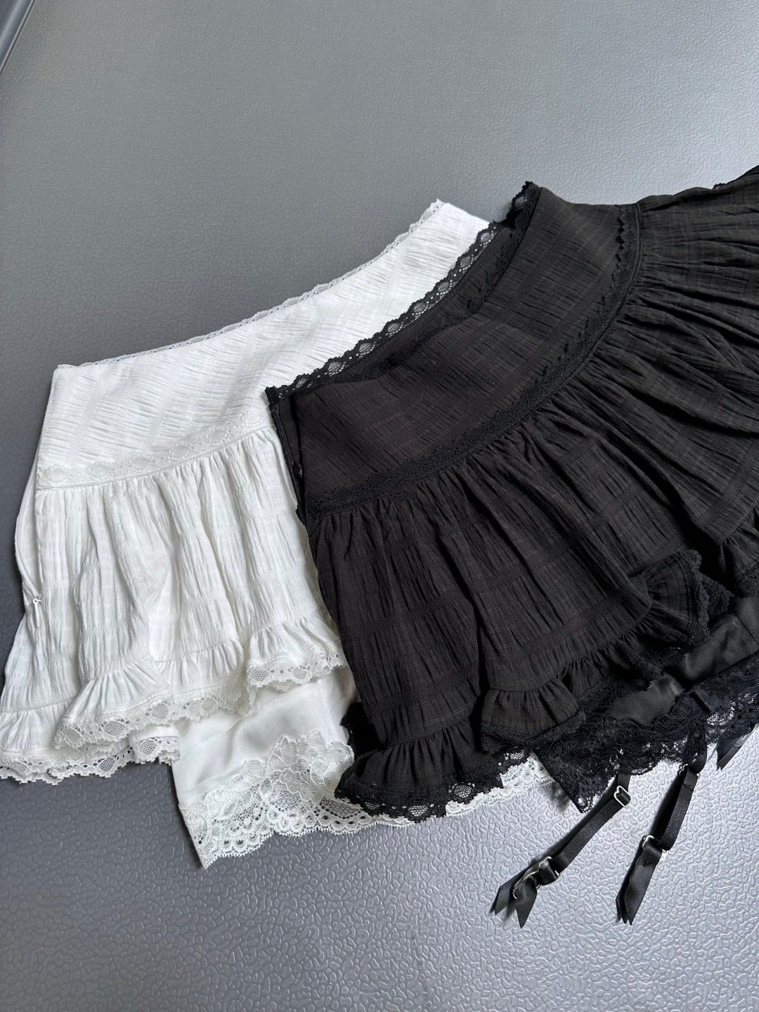 Black skirt [Base skirt not included]