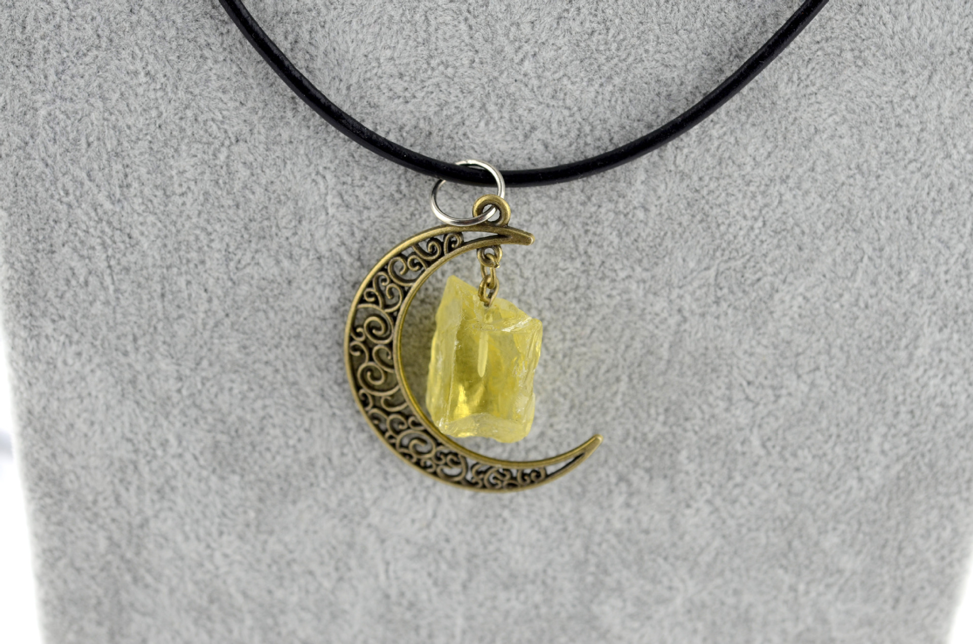 Ancient bronze with lemon crystal
