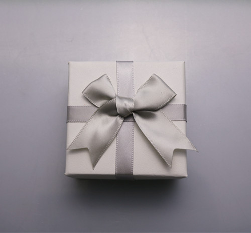 White box with grey ribbon 5×5×3.5cm
