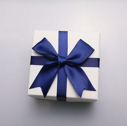 White box and blue ribbon 5×5×3.5cm