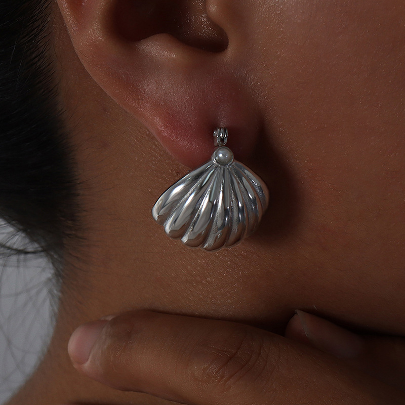 A earring 23x19mm