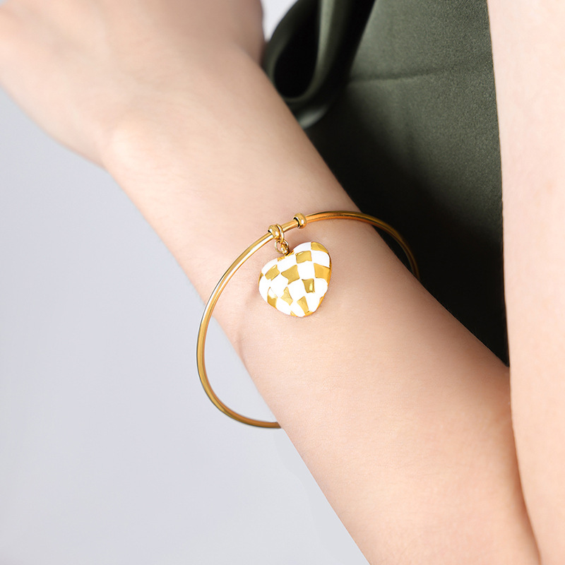 Z228-gold heart checkerboard bracelet