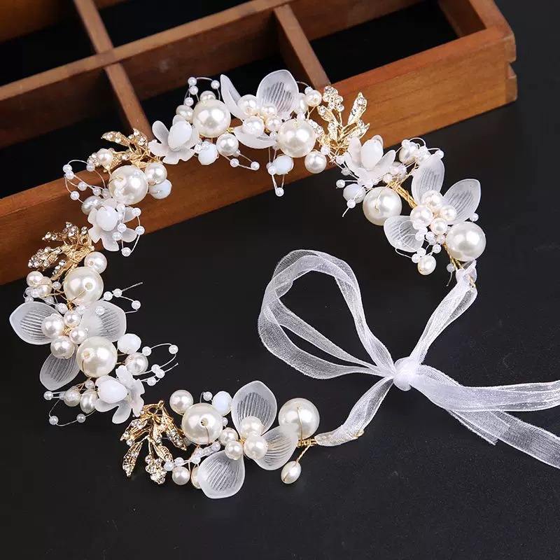 White beaded wreath delicate version (ribbon hair clip)