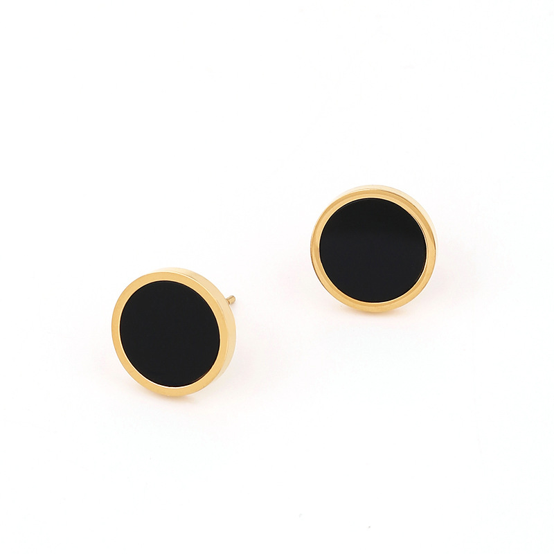 2:Black earrings