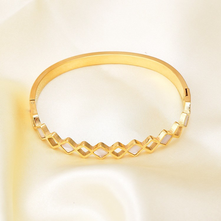 3:Diamond-shaped gold