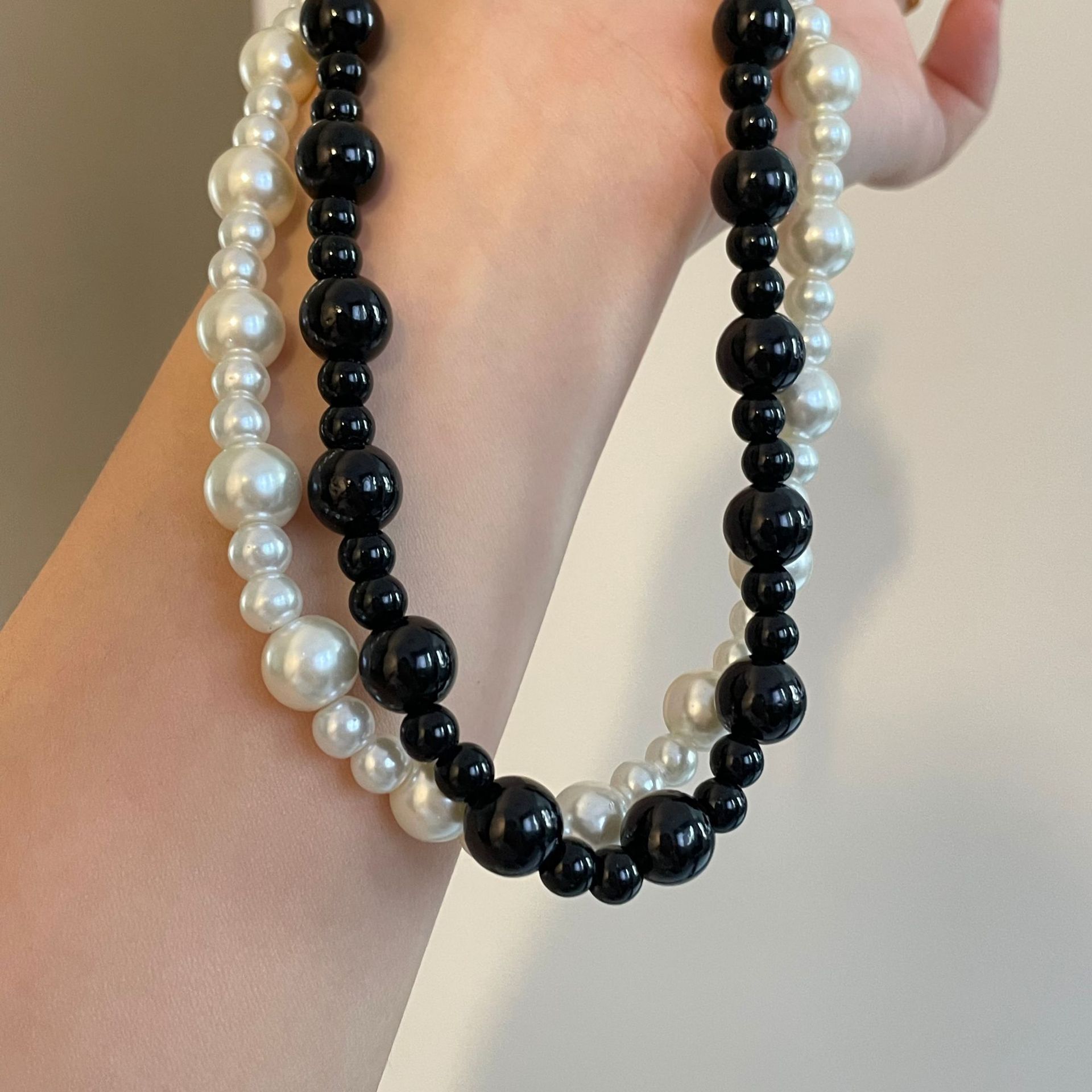 1:Black and white beads