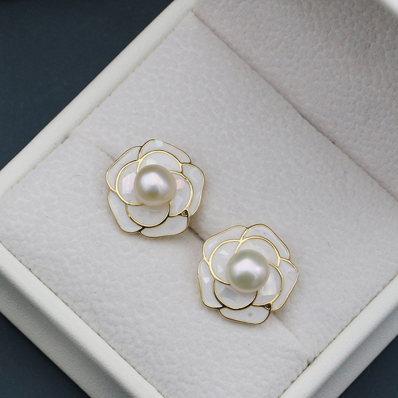 1:White pearl earrings