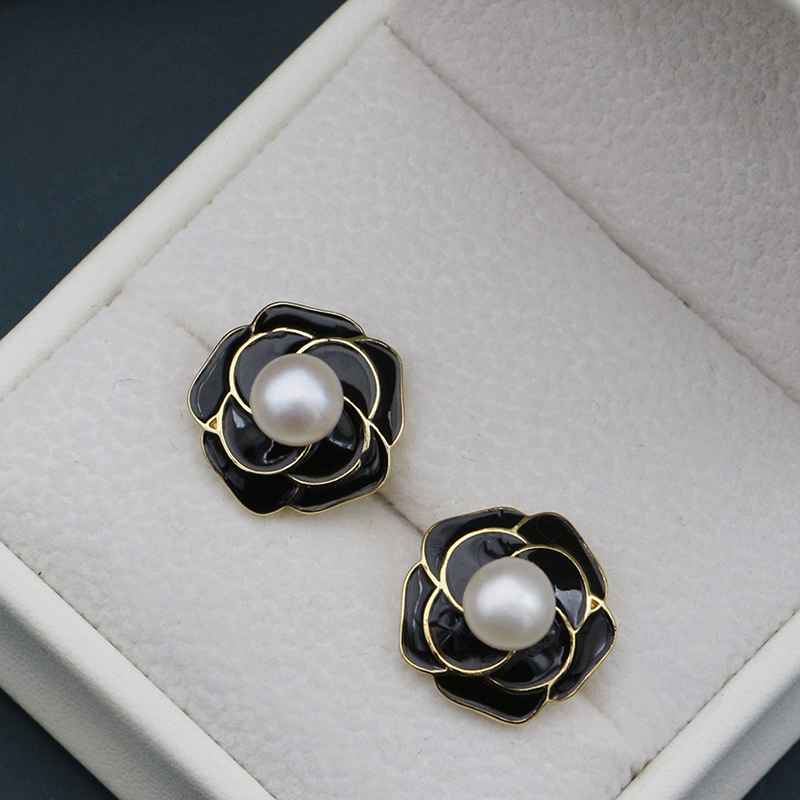 2:Black pearl earrings