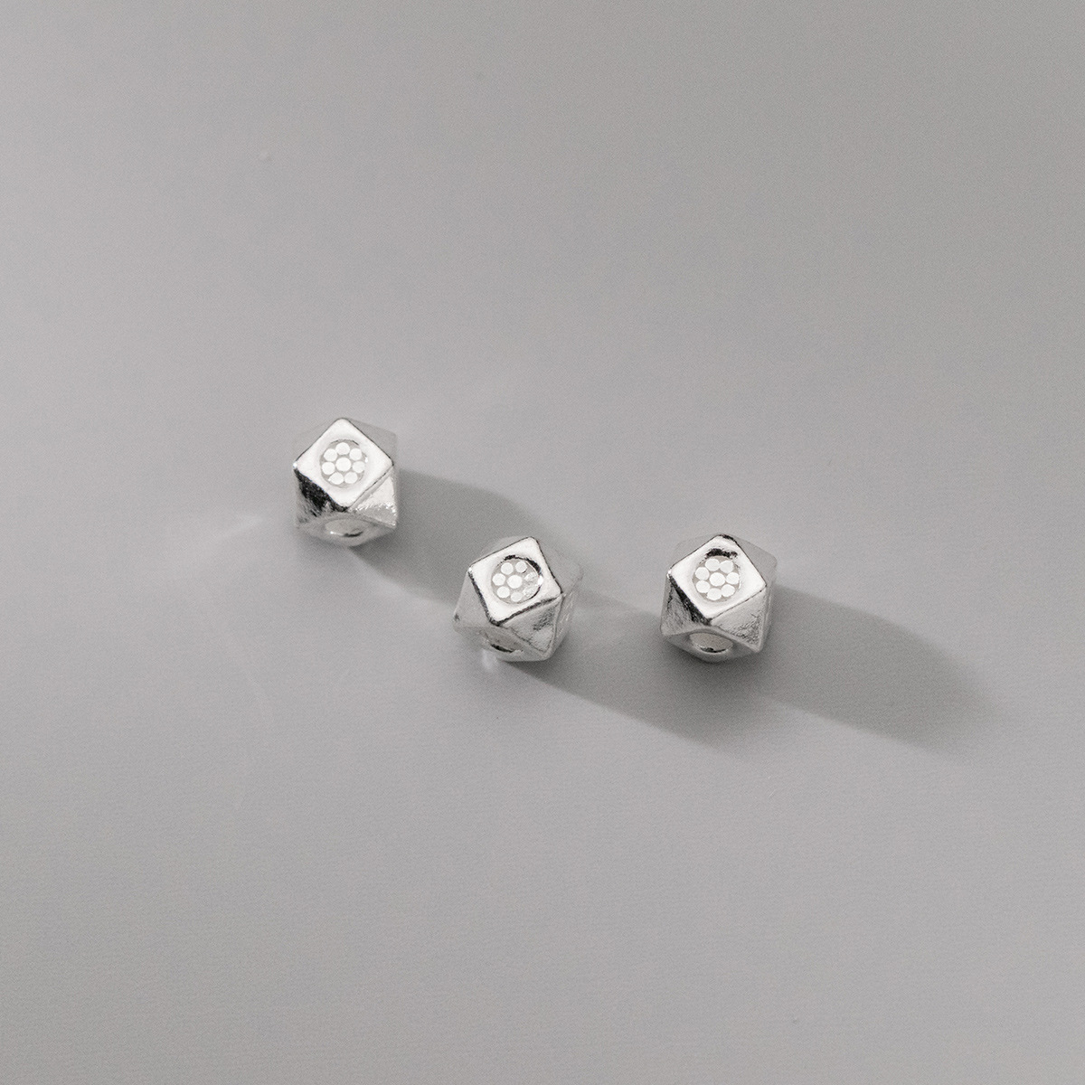 Plain silver, small size 4.5 mm