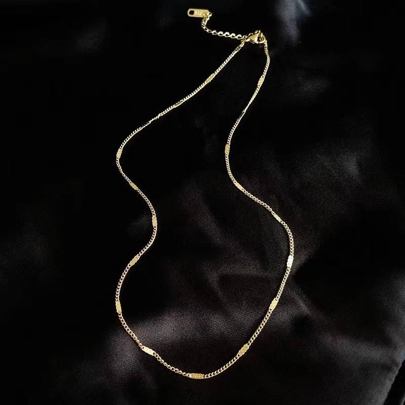 Gold pigmented chain