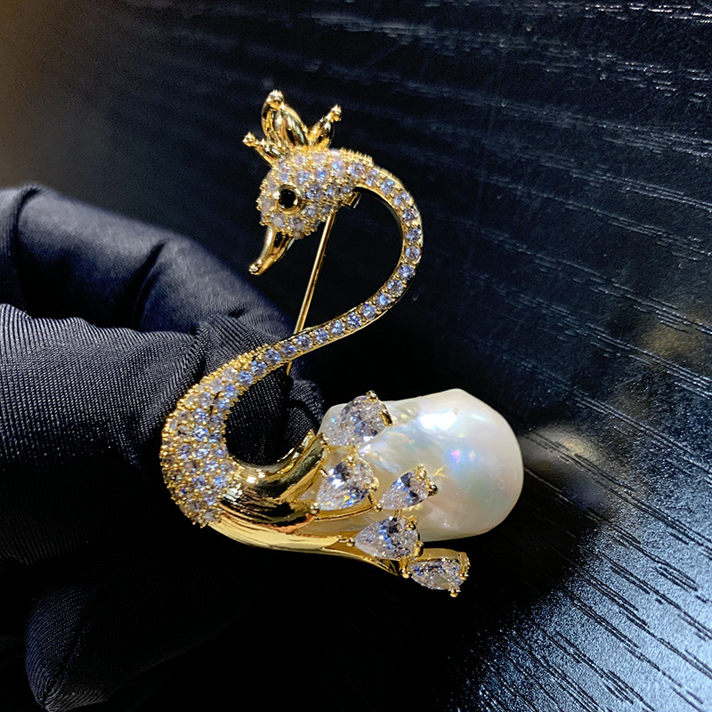 Gold and white Baroque Pearl Swan