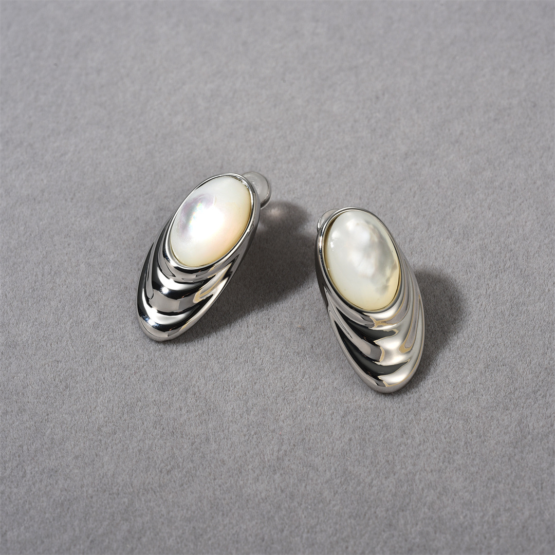 A pair of earrings-25.5 mm x 13.5 mm