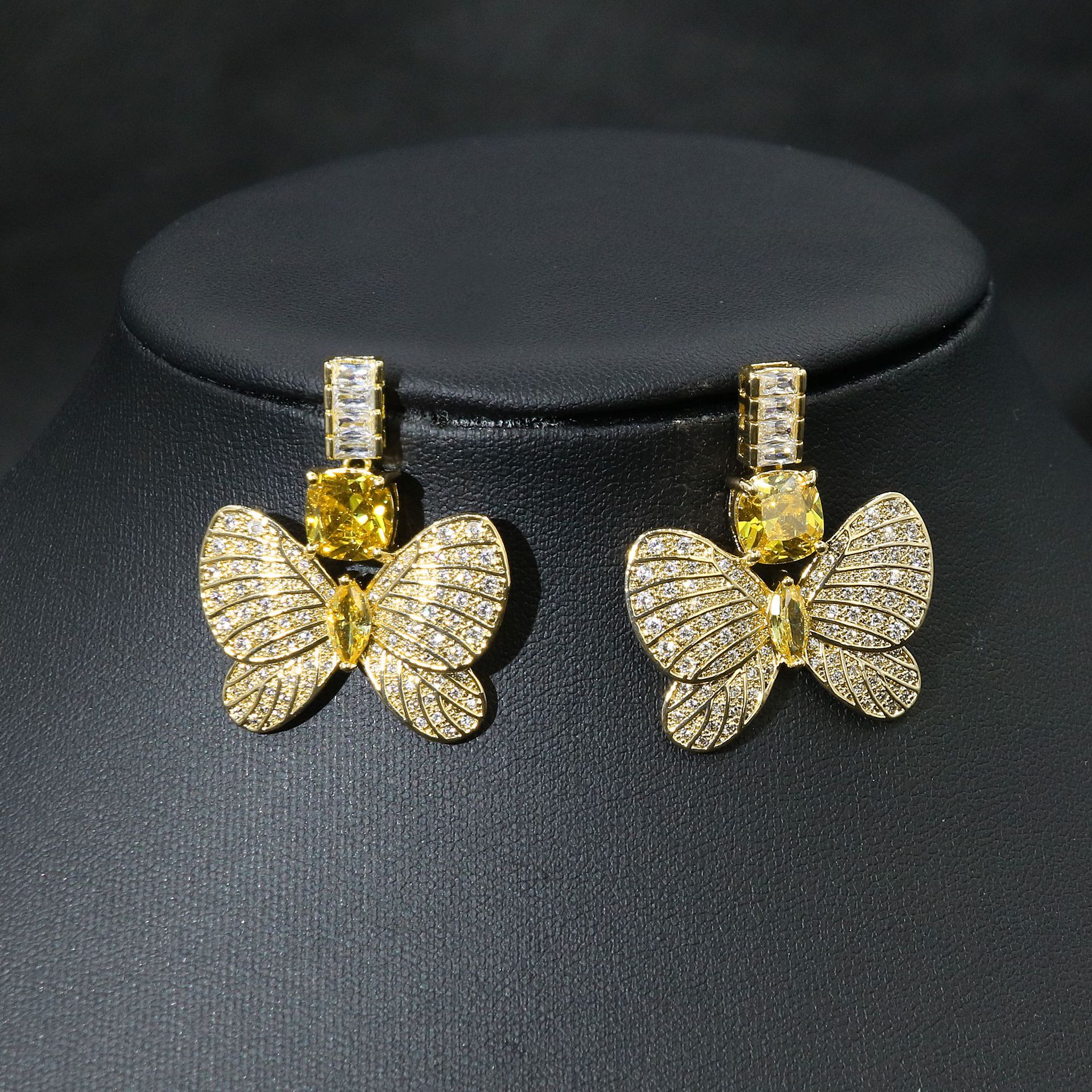2:Yellow zirconium earrings in gold