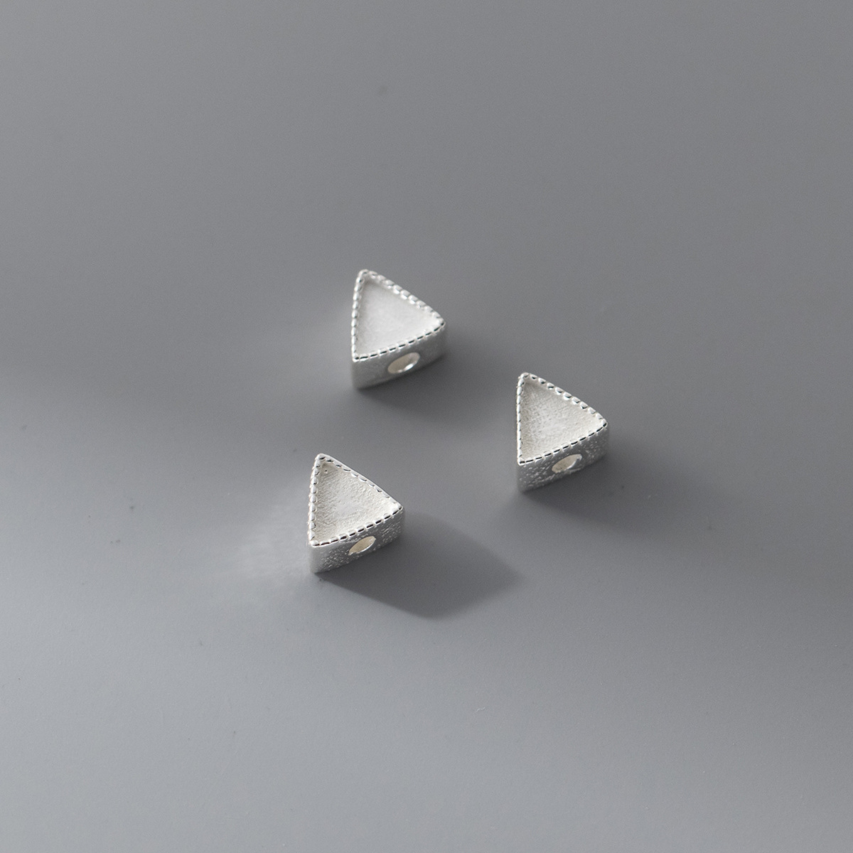 1:Triangle width 6* thick 4mm hole 1.6mm