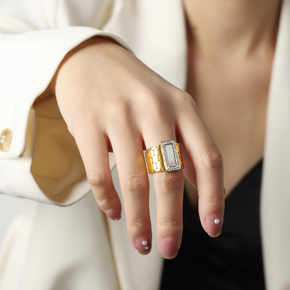 White shell gold ring