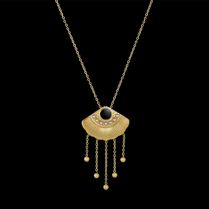 3:Pearl fan necklace