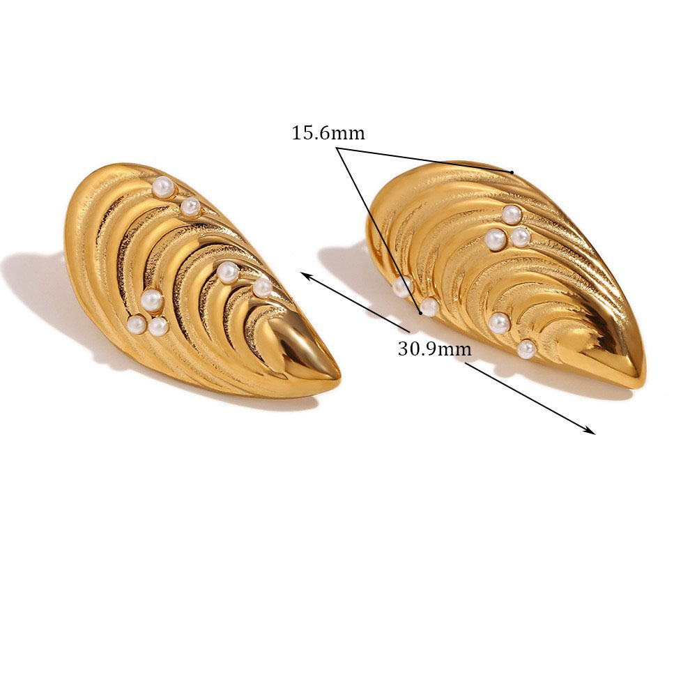Pearl shell mussels stud earrings - Gold