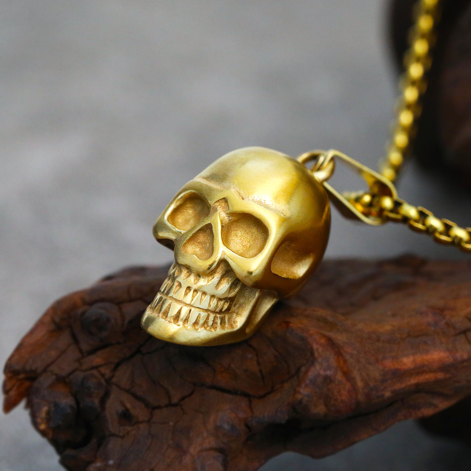 Gold pendant + necklace