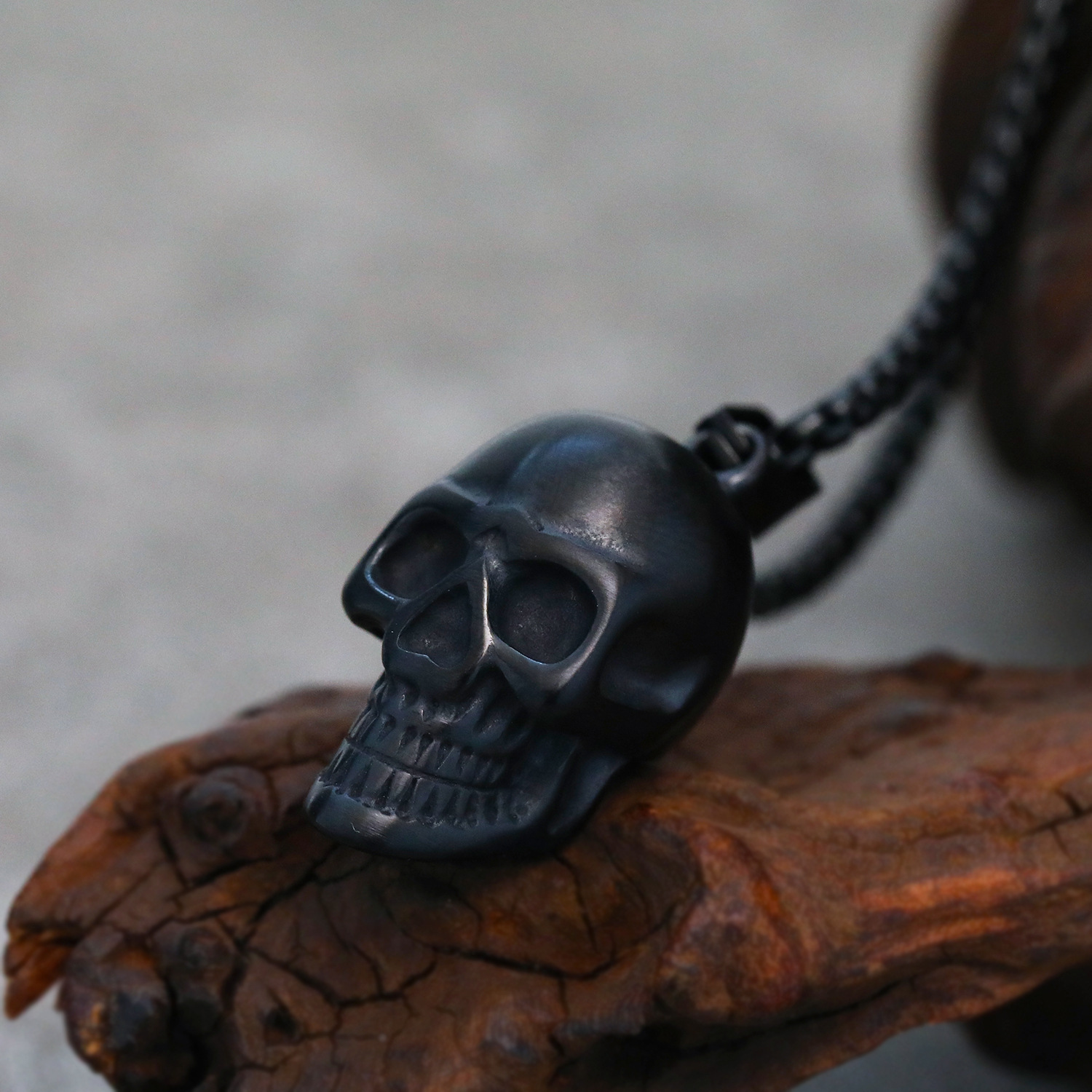 Black pendant + necklace