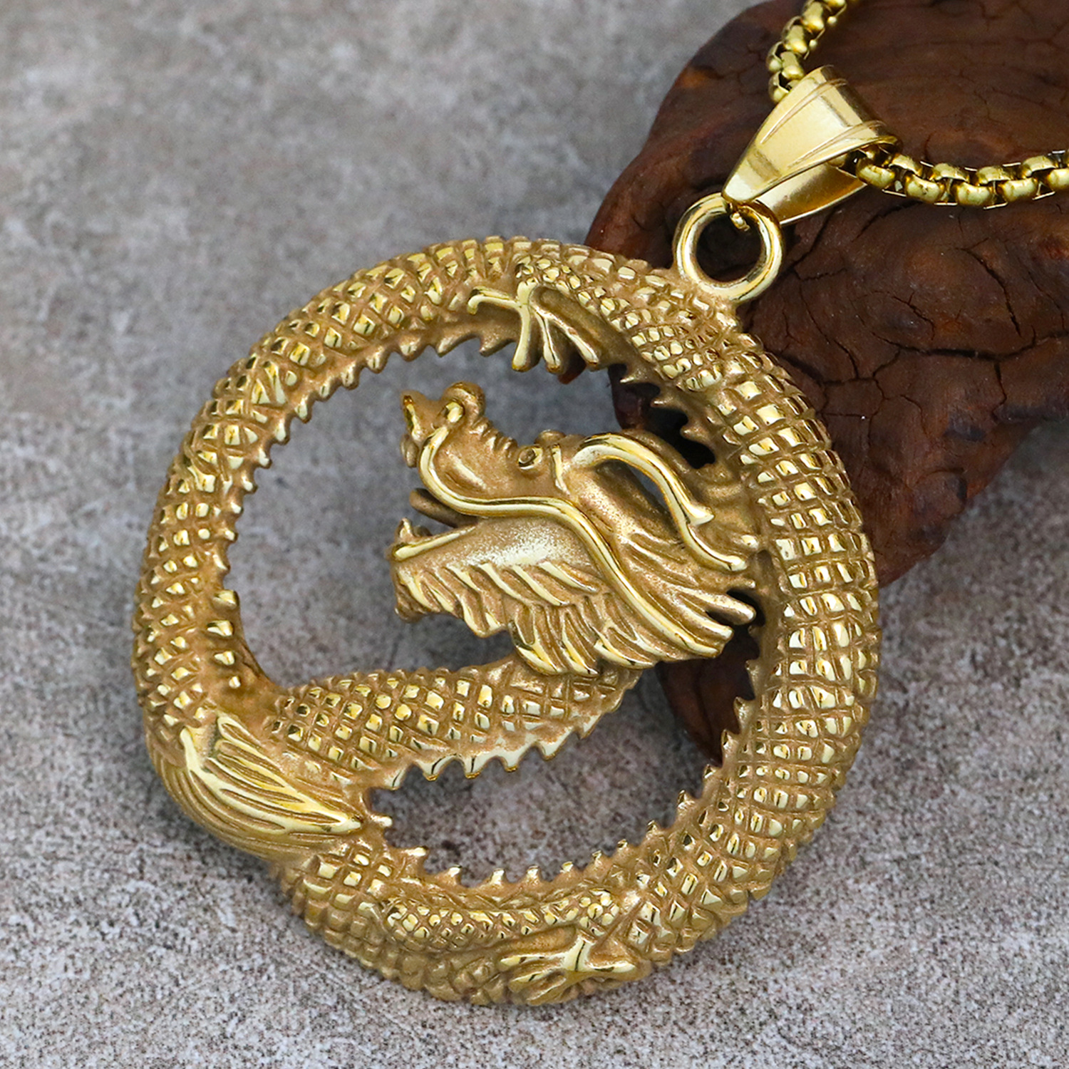 Gold pendant + necklace