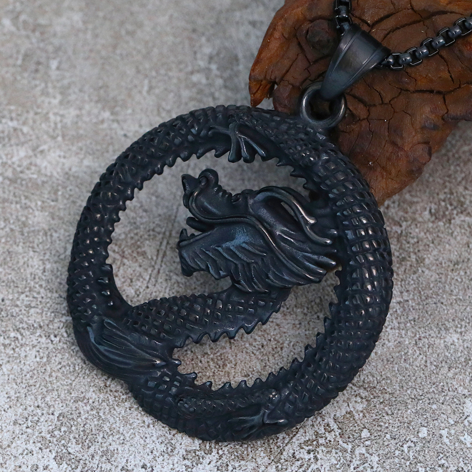Black pendant   necklace