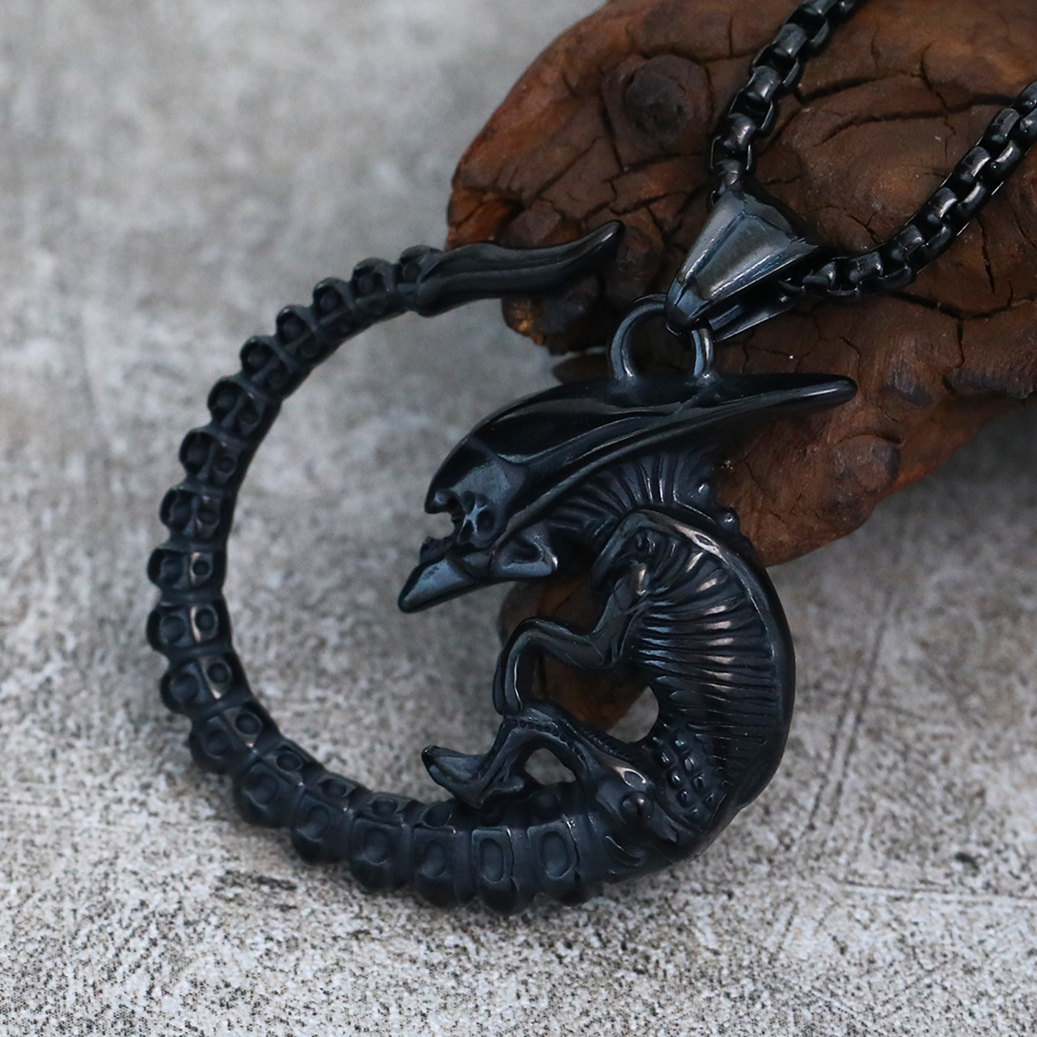 Black pendant + necklace