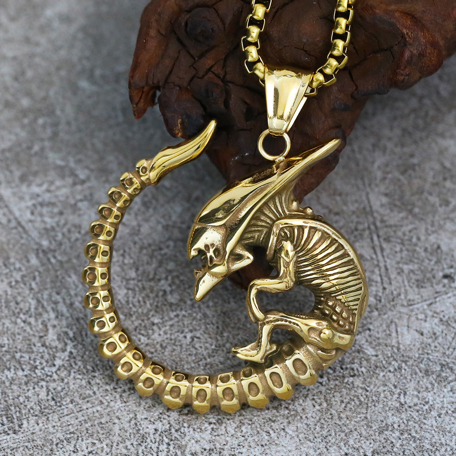 Gold pendant   necklace