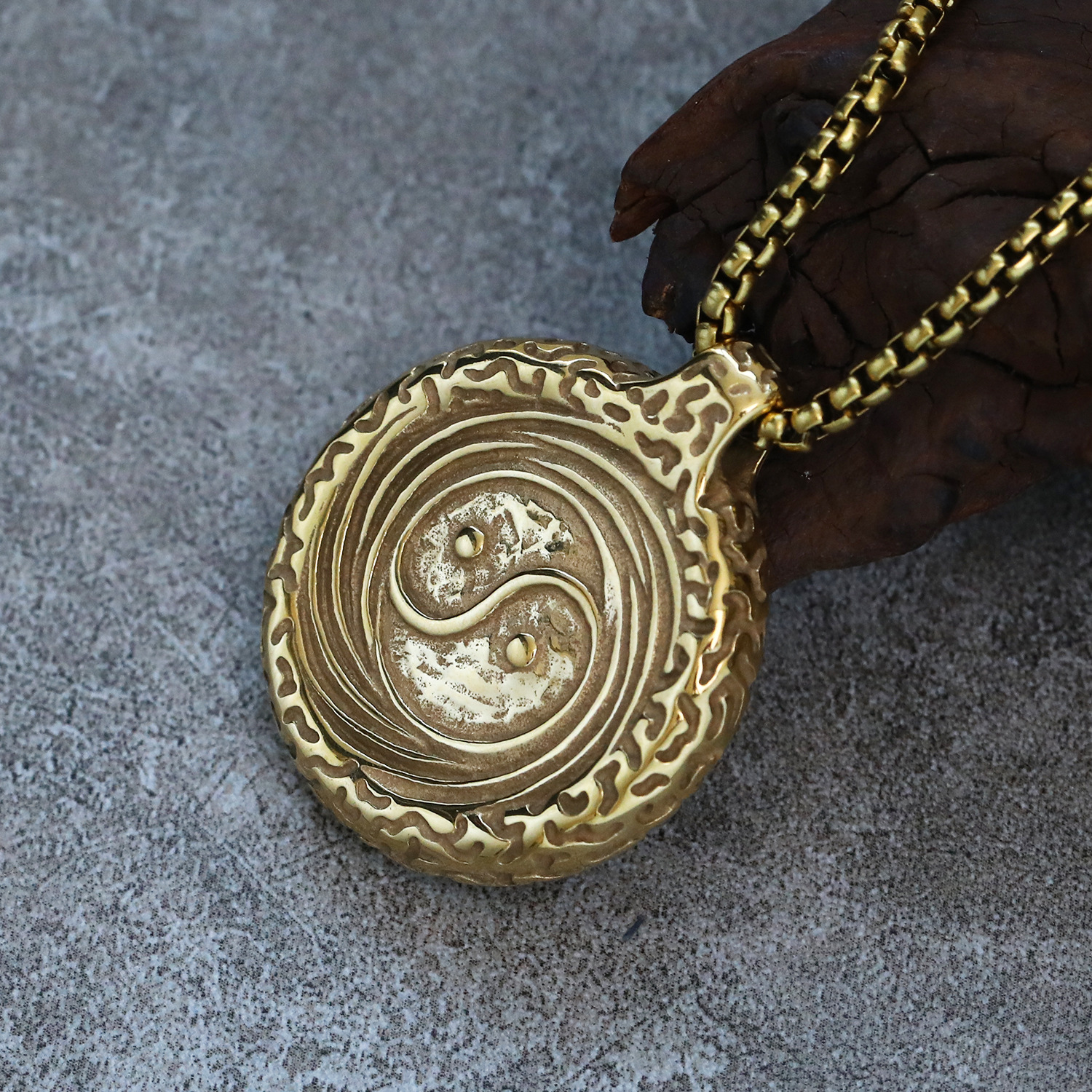 4:Gold pendant   necklace