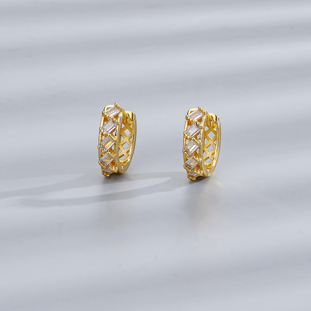 A full-bore earring (gold) is about 4 mm wide and