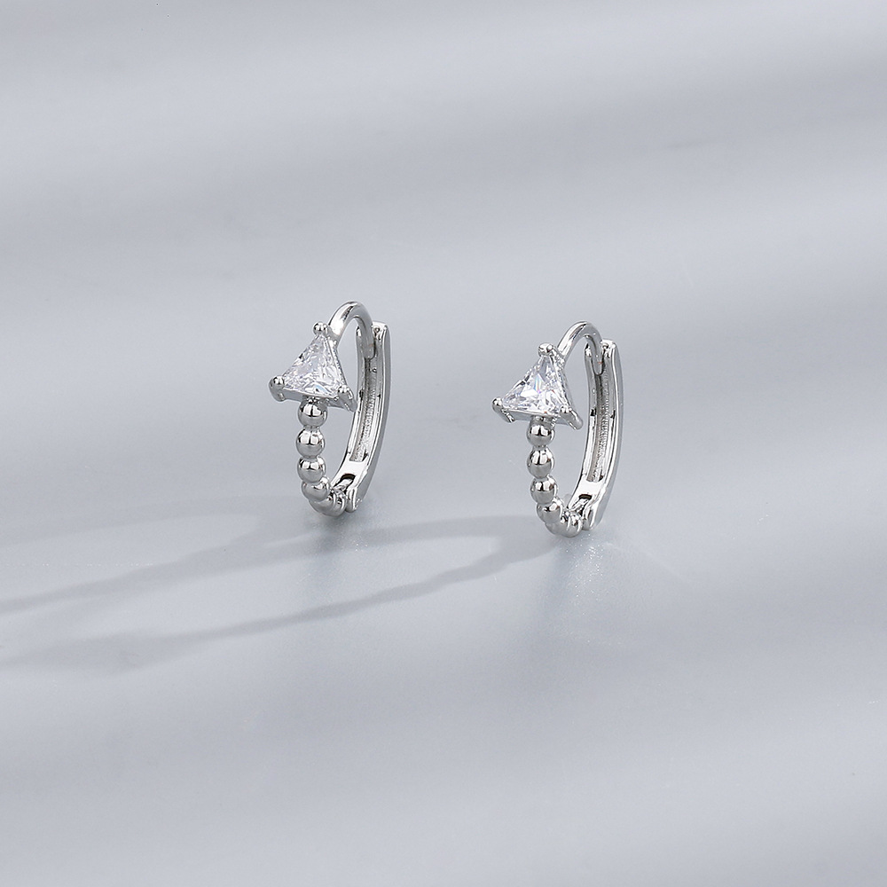 A triangle drill earring (platinum) about triangle