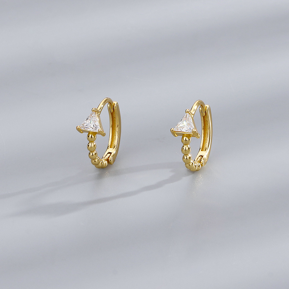 A triangle drill earring (gold) about triangle 6 mm, 14 mm in diameter