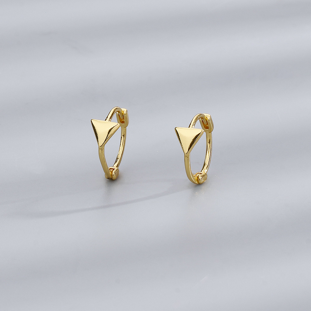 4:A triangular stud (gold) is about 6 mm in length and 14 mm in diameter