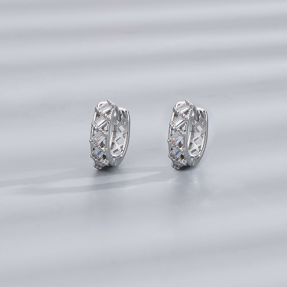 5:A full-bore earring (platinum) is about 4 mm wide and 15 mm in diameter
