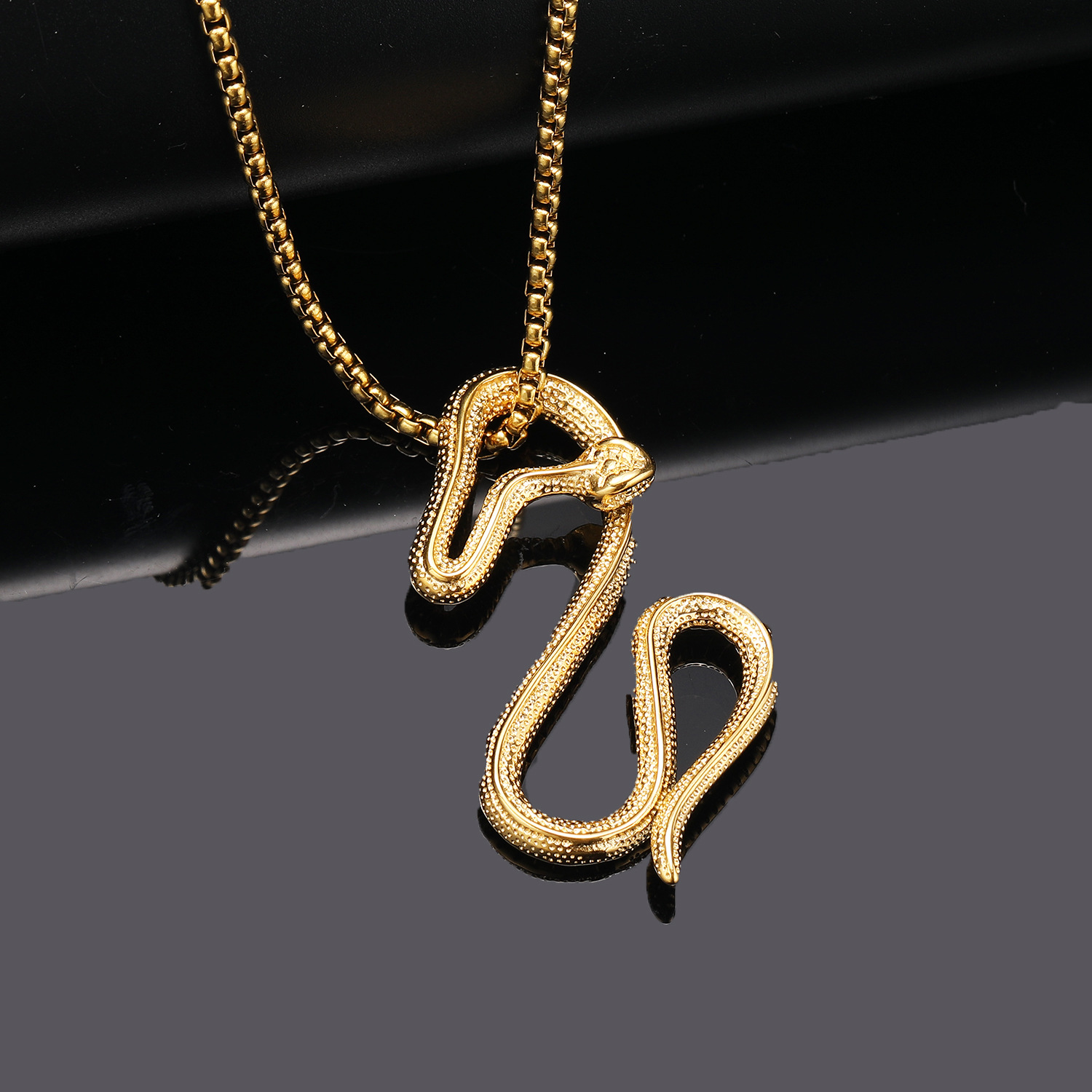 4:Gold pendant and gold 60cm square pearl chain