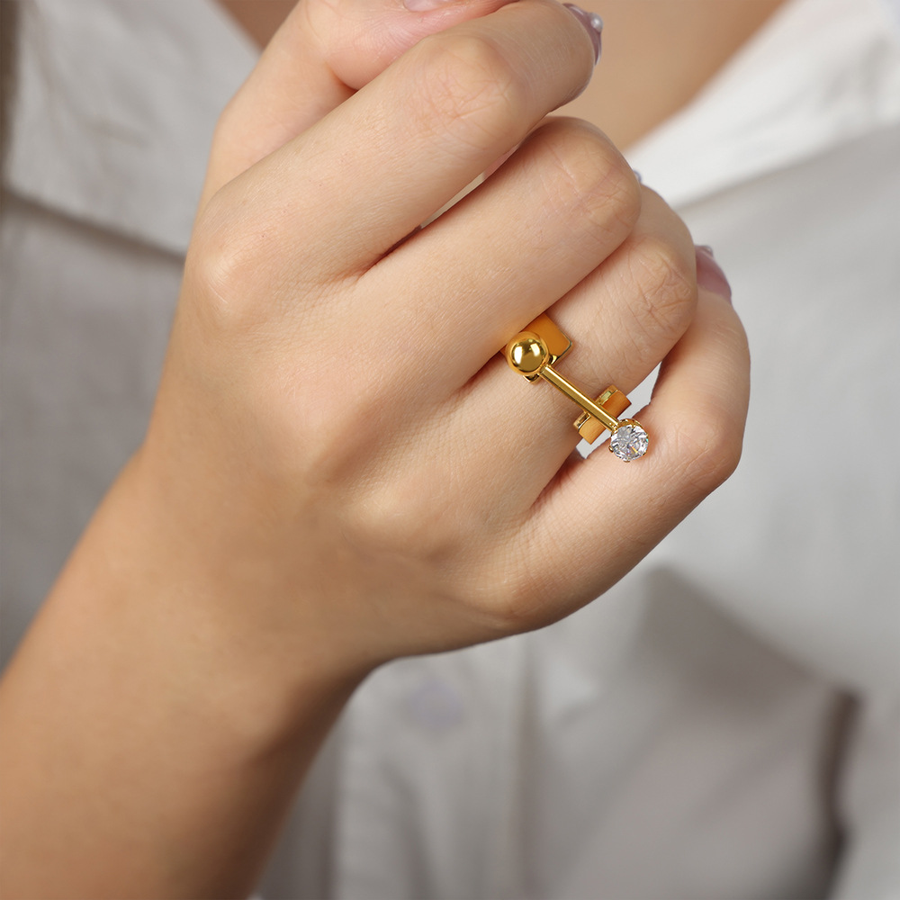 Zircon gold ring