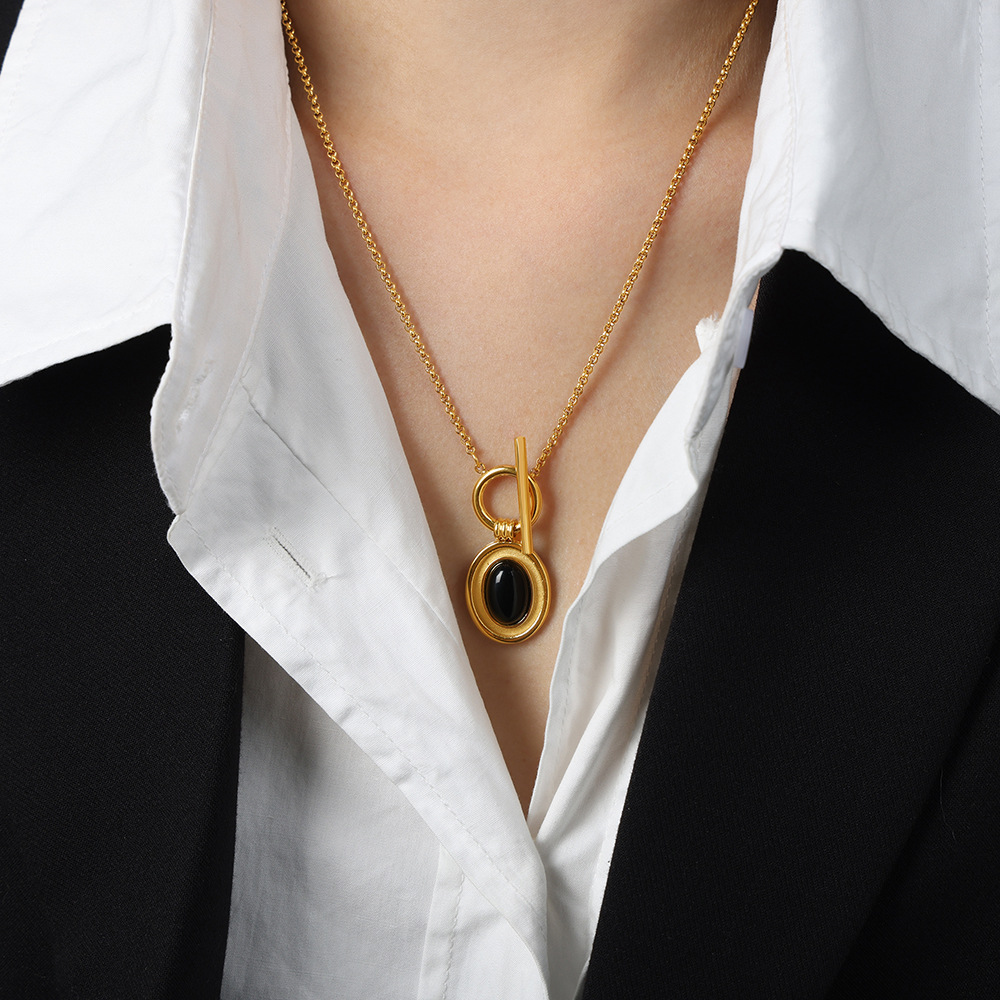 8:Gold necklace -45cm