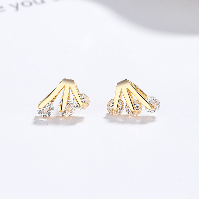 Yellow gold/pair (three diamonds)-6.6x9.6mm
