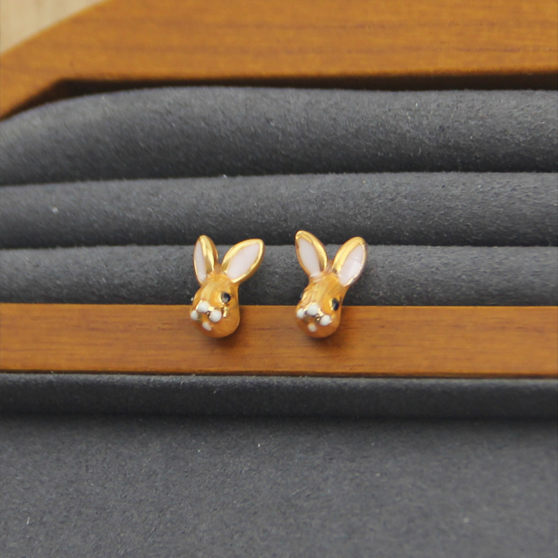 1:Ear studs and heart-shaped ear plugs