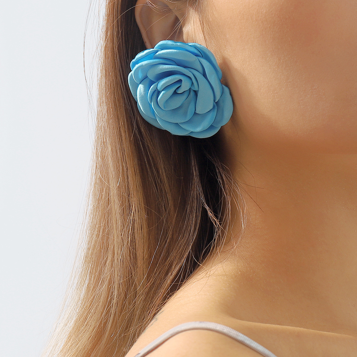 9:blue earring