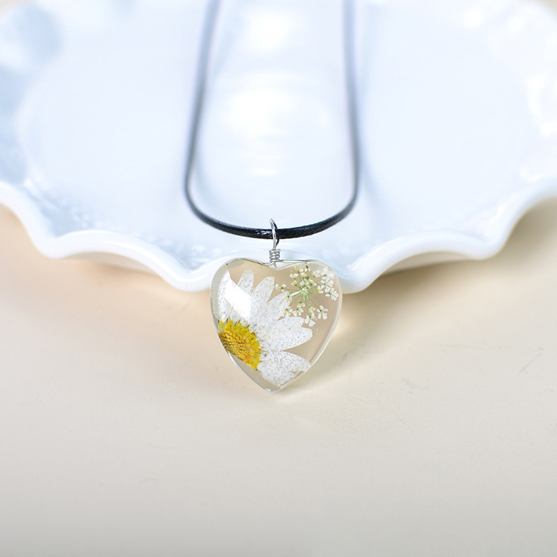 4:White chrysanthemum and white lace
