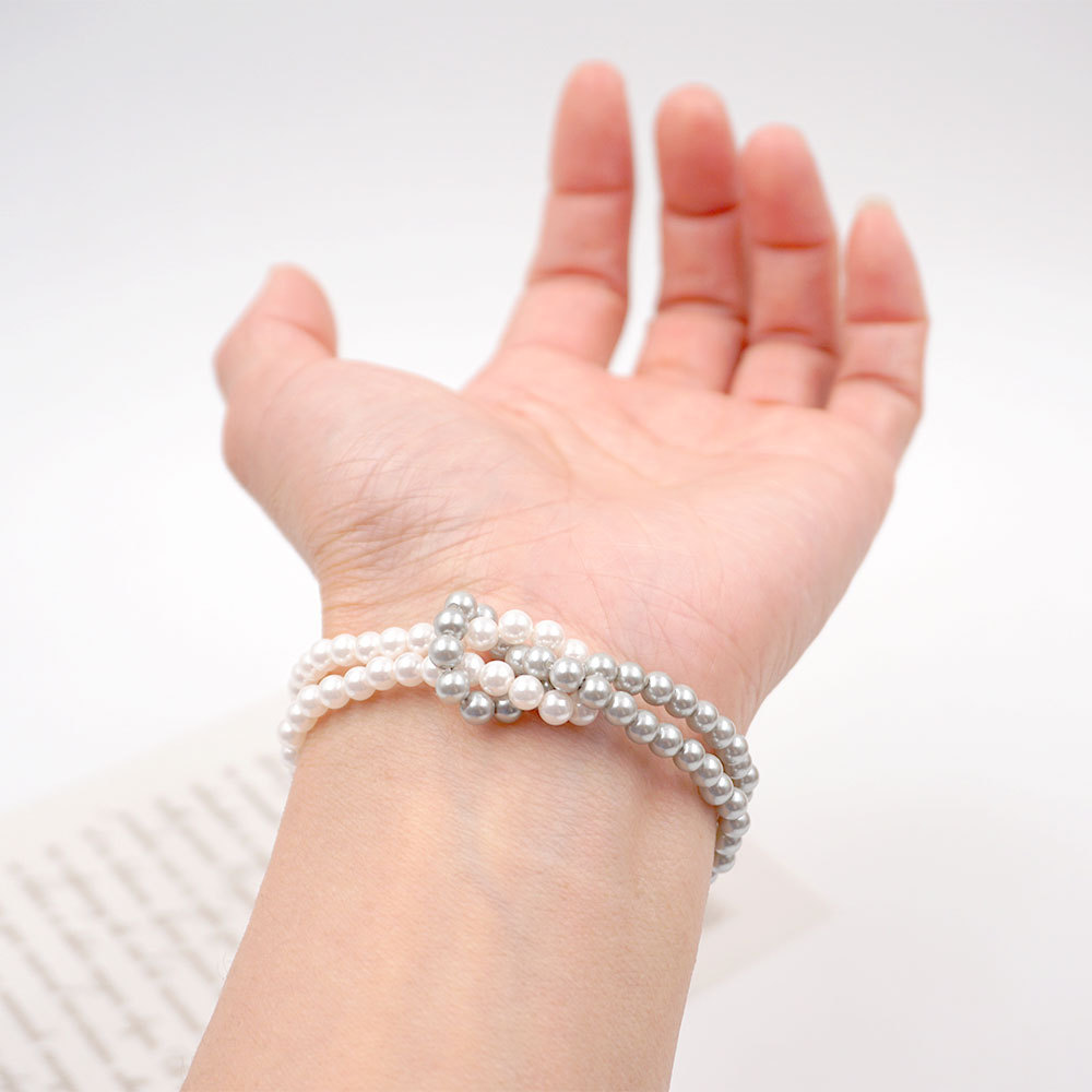 4:White and grey two-tone pearl bracelet