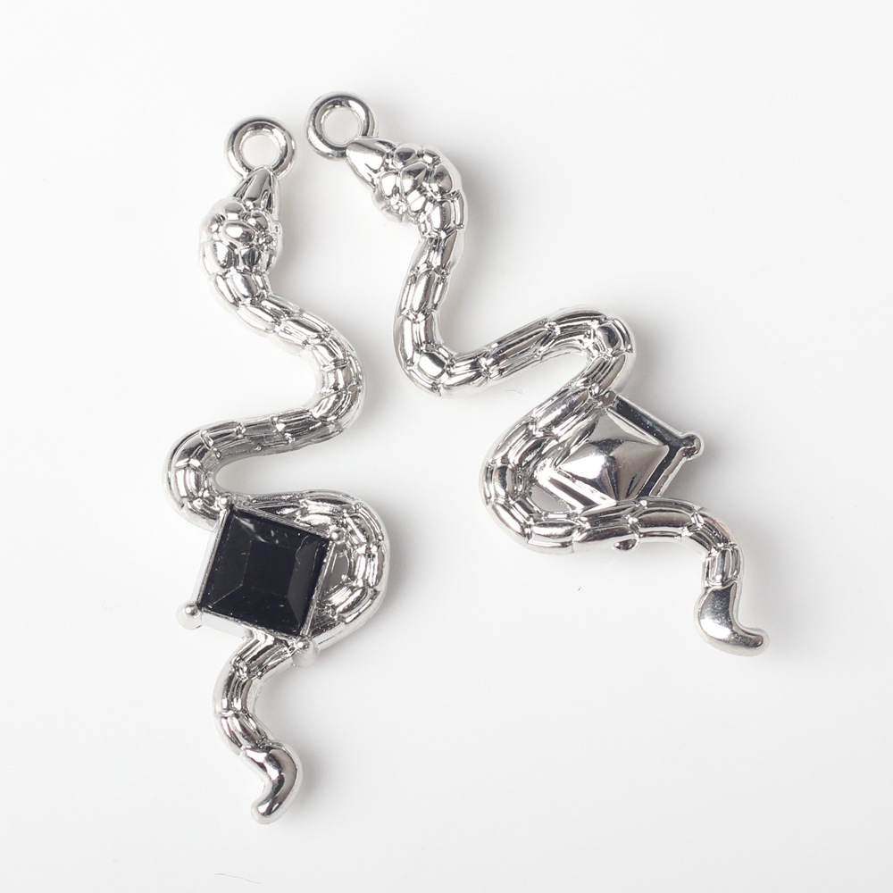 4:Black diamond on a silver background