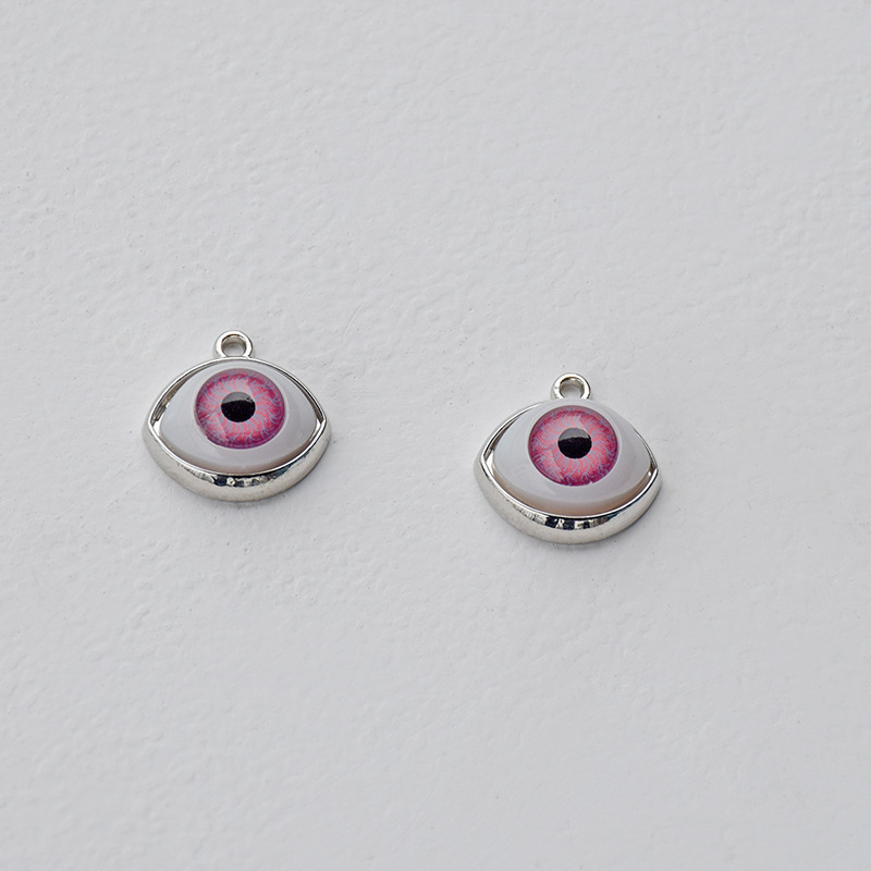 1:White K (pink eyes)